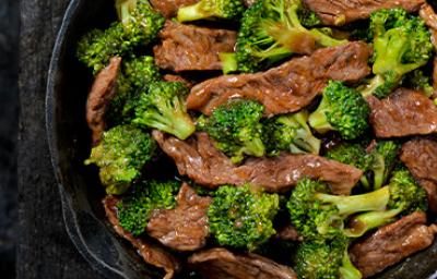 Es común hallar recetas de brócoli con carne. Plato de una receta de brócoli con carne.