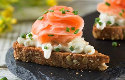 El pan de centeno se puede usar con una gran variedad de ingredientes. Pan de centeno con salmón ahumado y queso.