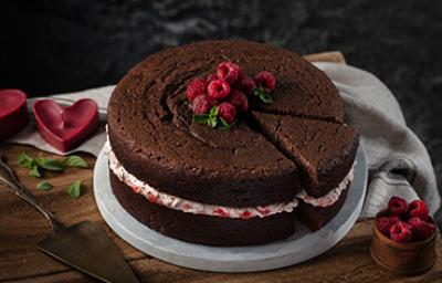 Naked cake de chocolate y frambuesas.