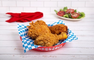 Canasta con piezas de pollo para celebrar día del pollo frito 