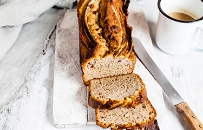 Babka de chocolate entero y rebanada