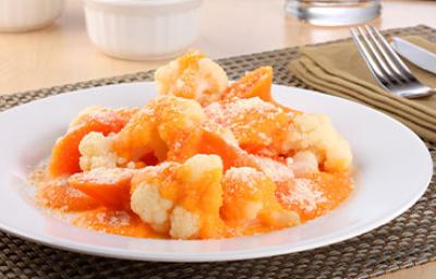 Plato de receta con coliflor y salsa de zanahoria Plato de receta con coliflor y salsa de zanahoria