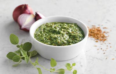 Salsa verde y sus ingredientes en un recipiente blanco Salsa verde y sus ingredientes en un recipiente blanco