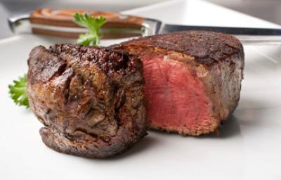 Carne Angus asada con hojas de perejil en un plato
