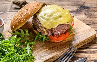 Hamburguesa de queso abierta con cubiertos Hamburguesa de queso abierta con cubiertos