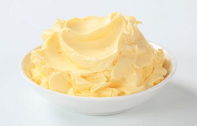 Manteca clarificada ghee en un tazón blanco Manteca clarificada ghee en un tazón blanco