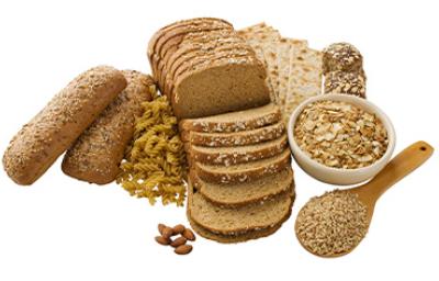 Diferentes tipos de pan integral casero con granos y cereales Diferentes tipos de pan integral casero con granos y cereales