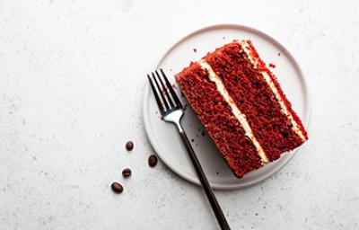 Rebanada de torta Red Velvet en un plato Rebanada de torta Red Velvet en un plato