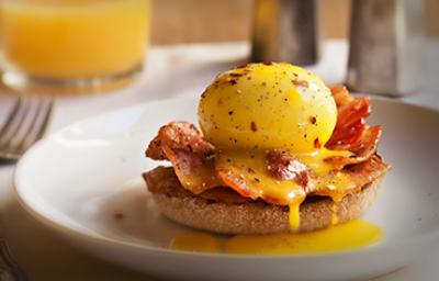 Receta de tocino con huevo y tostadas al desayuno Receta de tocino con huevo y tostadas al desayuno