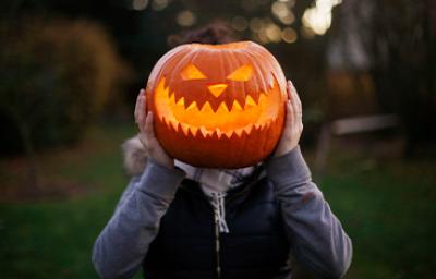 Calabaza de Halloween sobre el cuerpo de una persona. Calabaza de Halloween sobre el cuerpo de una persona.