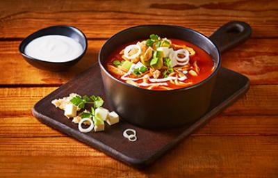 Consomé con palta, tomate y cebolla en olla multifuncional