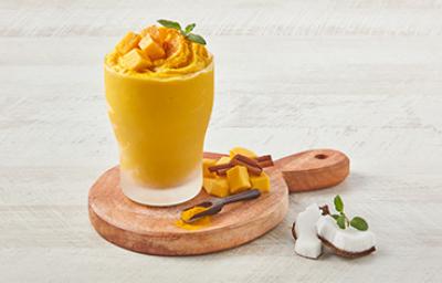 Leche dorada con endulzante de coco y fruta, una bebida tradicional de la India. Leche dorada con endulzante de coco y fruta, una bebida tradicional de la India.