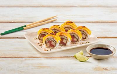 Sushi con kanikama, salsa de soja y palitos chinos Sushi con kanikama, salsa de soja y palitos chinos
