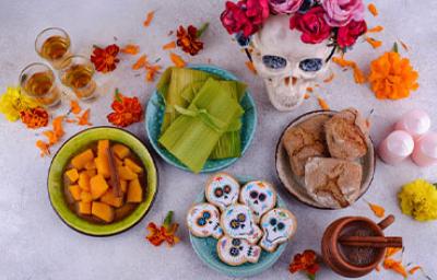 Variedad de comidas y dulces para celebrar Día de Muertos Variedad de comidas y dulces para celebrar Día de Muertos