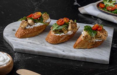 Tapas españolas con tomate, queso crema, albahaca y pollo. Tapas españolas con tomate, queso crema, albahaca y pollo.