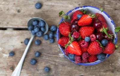 Tazón con variedad de frutos rojos 