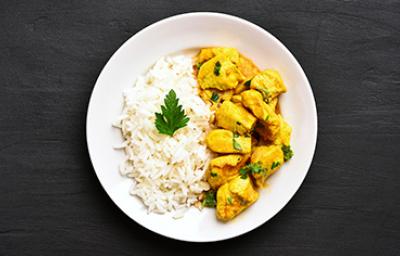 Arroz basmati con pollo al curry y unas hojitas de perejil. Arroz basmati con pollo al curry y unas hojitas de perejil.