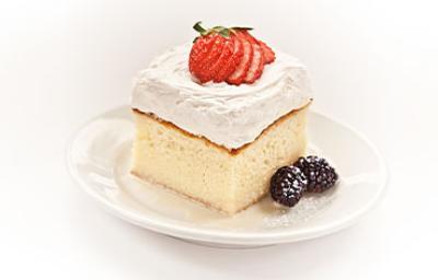 Torta tres leches con merengue, frutillas y moras. Torta tres leches con merengue, frutillas y moras.
