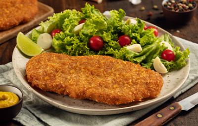 Plato argentino de receta de milanesa y ensalada Plato argentino de receta de milanesa y ensalada
