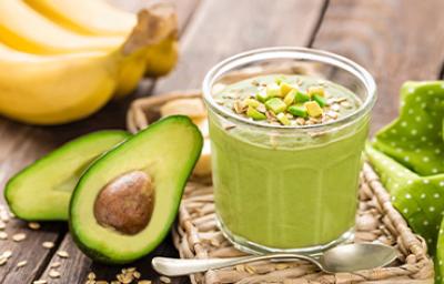 Palta partida a la mitad con un batido de cereal y verduras para desintoxicar el cuerpo Palta partida a la mitad con un batido de cereal y verduras para desintoxicar el cuerpo