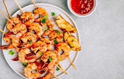 Camarones y langostinos al ajillo, tipos de mariscos en pincho con salsa Camarones y langostinos al ajillo, tipos de mariscos en pincho con salsa
