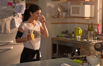 Una mujer comiendo una receta antes de empezar su meditación Una mujer comiendo una receta antes de empezar su meditación