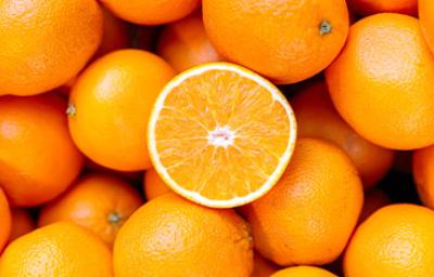 Propiedades de la naranja, frutas enteras y partida Propiedades de la naranja, frutas enteras y partida