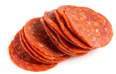 Salame o pepperoni en rodajas, uno de los embutidos más famosos en el mundo Salame o pepperoni en rodajas, uno de los embutidos más famosos en el mundo