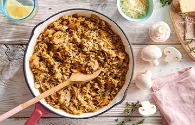 Arroz con champiñones en plano cenital en una vasija blanca, uno de los tipos de arroz Arroz con champiñones en plano cenital en una vasija blanca, uno de los tipos de arroz
