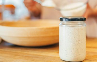 Frasco con masa madre fermentándose, qué son los probióticos