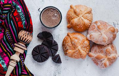 Panes dulces mexicanos tradicionales acompañados de chocolate caliente y un molinillo Panes dulces mexicanos tradicionales acompañados de chocolate caliente y un molinillo