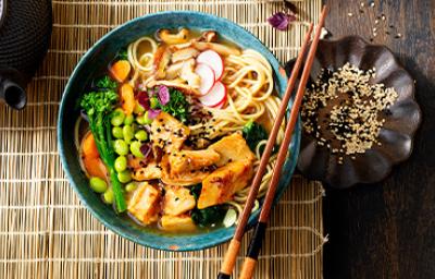 Plato con receta japonesa de sopa de miso Plato con receta japonesa de sopa de miso