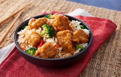 Pollo a la naranja con palillos y arroz, uno de los platos de sabor dulce y amargo más conocidos en el mundo Pollo a la naranja con palillos y arroz, uno de los platos de sabor dulce y amargo más conocidos en el mundo