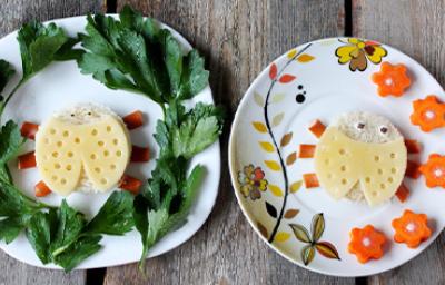 Queso y pan preparados con cortador de alimentos