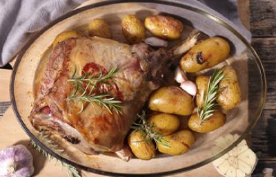 Cordero al horno con papas, romero y cebolla roja, una de las recetas más ricas y fáciles de preparar Cordero al horno con papas, romero y cebolla roja, una de las recetas más ricas y fáciles de preparar