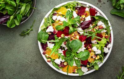 Ensalada en cenital con hojas verdes, remolacha, queso y frutos cítricos, un plato que podés conservar en casa Ensalada en cenital con hojas verdes, remolacha, queso y frutos cítricos, un plato que podés conservar en casa