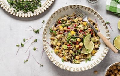 Ensalada de quinoa, limón y maíz, un plato frío en un fondo blanco Ensalada de quinoa, limón y maíz, un plato frío en un fondo blanco