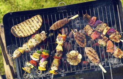 Parrilla con vegetales y brochetas de kebabs Parrilla con vegetales y brochetas de kebabs