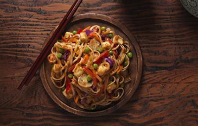 Plato con famosa receta tailandesa de Pad Thai Plato con famosa receta tailandesa de Pad Thai