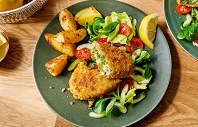 Pollo apanado relleno de apio, queso y espinaca con papas horneadas y ensalada, una receta deliciosa Pollo apanado relleno de apio, queso y espinaca con papas horneadas y ensalada, una receta deliciosa