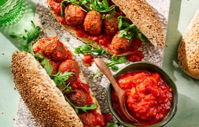 Sándwich de albóndigas con salsa de tomate casera Sándwich de albóndigas con salsa de tomate casera
