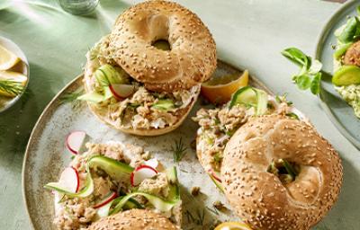 Sándwich de atún y vegetales con pan bagel Sándwich de atún y vegetales con pan bagel
