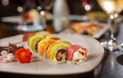 Diferentes tipos de rollos para celebrar el Día Internacional del Sushi, acompañados de flores comestibles