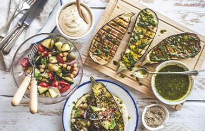 Berenjenas asadas y ensalada, menú para mamás vegetarianas y veganas