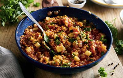 Curry de lentejas y verduras con condimentos y hierbas aromáticos