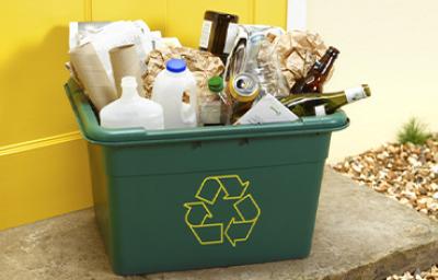 Manejo de los residuos en la cocina. Caja con botellas, vidrio y cartón