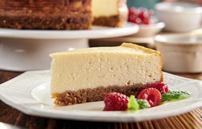Cheesecake neoyorquino con frambuesas para celebrar su Día Internacional Cheesecake neoyorquino con frambuesas para celebrar su Día Internacional