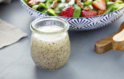 Bebida con semillas de amapola acompañada de una ensalada fresca Bebida con semillas de amapola acompañada de una ensalada fresca
