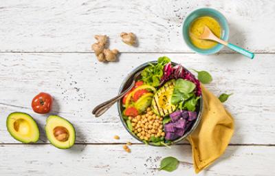Plato con variedad de verduras y granos, receta de ensalada de palta