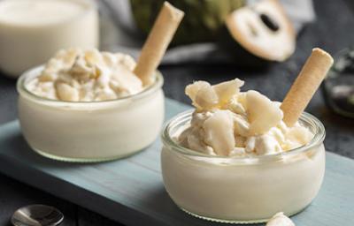 Postre con espuma hecha con sifón de cocina